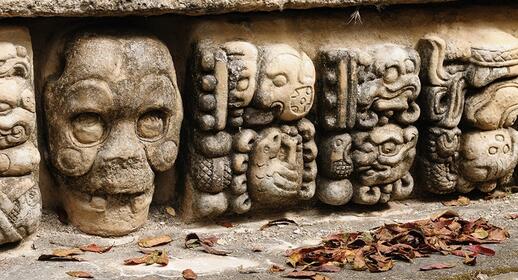 site archéologique de Copan, civilisation maya, stèles décorées